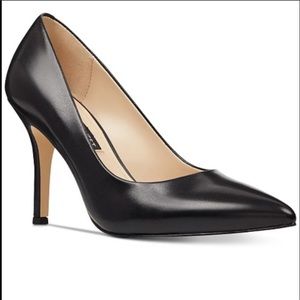 Nine West black leather pump